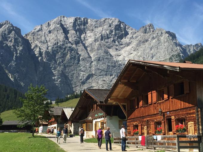 Zgodovinsko imata Slovenija in Avstrija veliko skupnih točk. Več kot tisočletje smo bili Slovenci in prebivalci današnje Avstrije del istih političnih enot (nazadnje v obliki Habsburške monarhije), in sicer vse do leta 1918. Tako Slovenija kot Avstrija sta srednjeevropski državi, oba sta tudi del alpskega sveta, torej prostora, ki je tudi izjemno gospodarsko razvit in dinamičen. | Foto: Getty Images