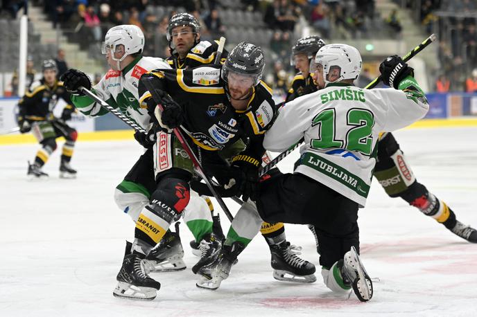 Pustertal : HK Olimpija | Pustertal je na prvi tekmi v boju za četrtfinale Olimpijo premagal s 3:0 in si priigral zaključni plošček za preboj v končnico. Izkoristi ga lahko v torek v Tivoliju. | Foto Foppa Iwan - HC Pustertal