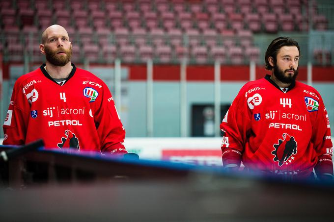 "V slačilnici imamo mlade fante, ki se morajo iz tega nekaj naučiti, saj imajo pred seboj še veliko let hokeja," pravi izkušeni Andrej Tavželj. | Foto: Grega Valančič/Sportida