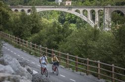 S kolesi in letečo lisico na druženje s smaragdno Sočo #video