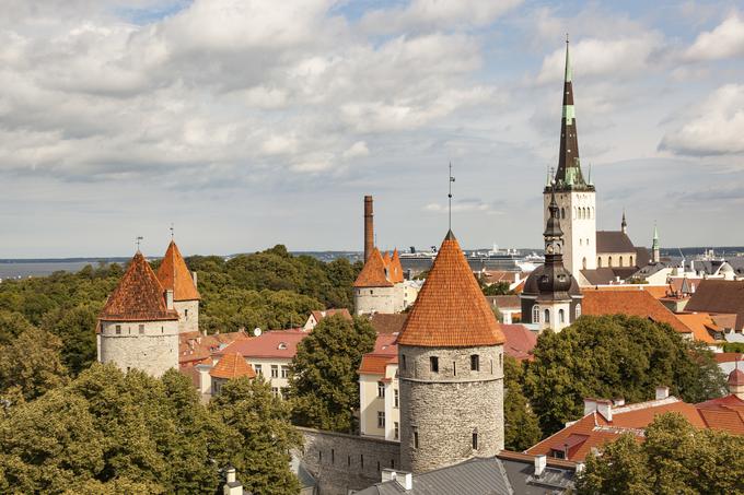 Estonija skoraj po vseh kazalnikih zaostaja za Slovenijo. Ima na primer manjši realni BDP na prebivalca, manjši BDP na prebivalca, ki upošteva primerjavo kupne moči, in manjšo mediano bruto plače. Se pa bolj odreže od Slovenije pri višini neto plač. | Foto: Guliverimage/Vladimir Fedorenko