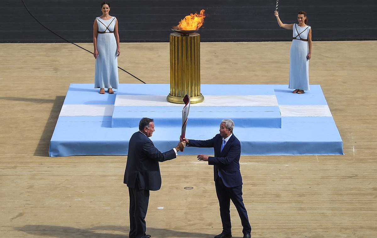 Atene - prižig olimpijskega ognja za Peking 2022 | Na stadionu Panathenaic v Atenah je predsednik Grškega olimpijskega komiteja Spyros Capralos predal olimpijsko plamenico Yu Zaqingu, podpredsedniku Organizacijskega komiteja iger v Pekingu 2022.  | Foto Guliverimage