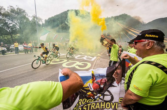 V petek je bilo ob progi izjemno vzdušje. V domačem kraju Primoža Rogliča so naredili lepo dobrodošlico. | Foto: Vid Ponikvar