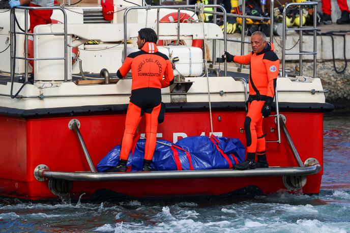 Vreča s trupli, iskanje, Sicilija | Iz potopljene jadrnice, ki leži na globini okrog 50 metrov, kar potapljačem izredno otežuje delo, so v sredo izvlekli pet trupel. Italijanske oblasti žrtev uradno sicer še niso identificirale.  | Foto Reuters