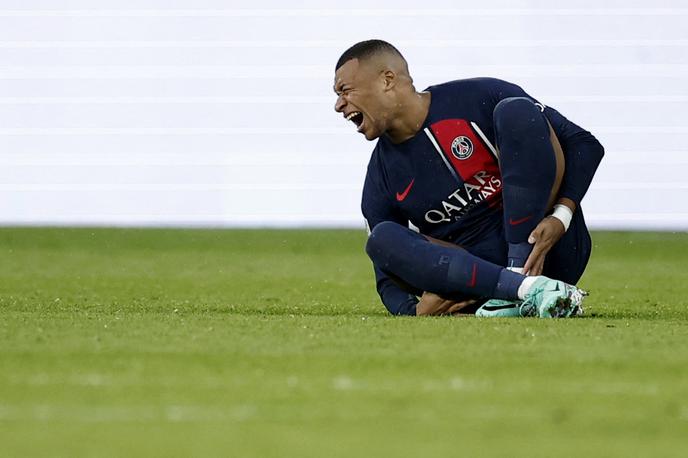 PSG Kylian Mbappe |  Kylian Mbappe je zadel z bele pike, v drugem polčasu je nerodno stopil, a nadaljeval z igranjem. | Foto Reuters