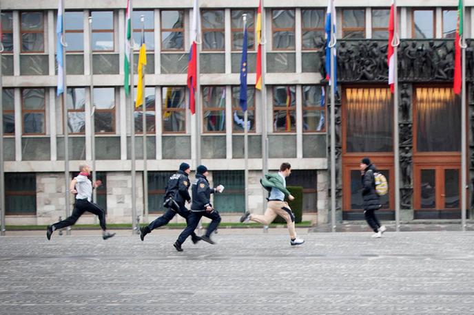 Aretacija na Trgu republike. Policija. | Osumljenca so ulovili pred državnim zborom. | Foto Kostantin Janev