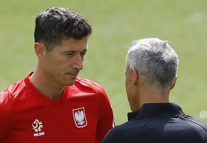 Poljski zvezdnik Robert Lewandowski bo ime tekmeca v finalu play-offa izvedel v četrtek. | Foto: Reuters