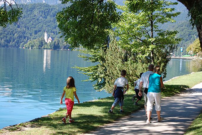 Bled Sava turizem | Ameriška medijska hiša CNN je v članku na svoji spletni strani Bled uvrstila med 25 najlepših krajev na svetu. Članek govori o "lesketajoči modri vodi, v kateri lebdi odsev Julijskih Alp, na sredini pa je otoček s cerkvico". Dodali so, da je to destinacija, ki jo je kljub gneči v poletnih mesecih vsekakor vredno obiskati.