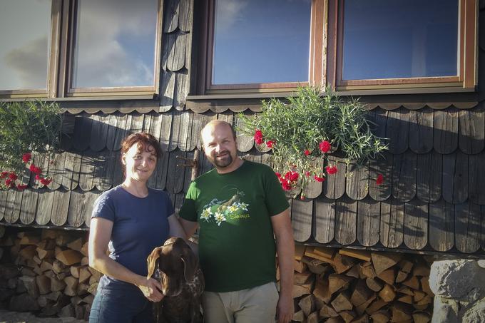 Zdenka in Rok Podpečan sta tudi pozimi vsak konec tedna na Roblekovem domu, ki je odprt od petka zvečer do nedelje.  | Foto: Alenka Teran Košir