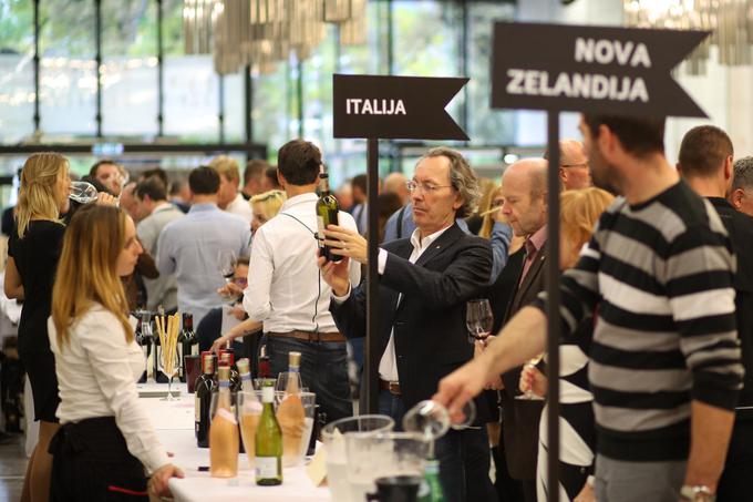 Cankarjev dom bo 8. oktobra že drugič gostil prestižni mednarodni vinski bienale Top vino, na katerem se bodo ljubiteljem in poznavalcem vin predstavili najboljši vinarji in najboljše vinske kleti na svetu, s poudarkom na uglednih francoskih vinih ter spremljevalni ekipi najboljših vin iz Italije, Španije, Portugalske, Avstrije, Gruzije, Kalifornije, Nove Zelandije, Srbije in Hrvaške, prisoten pa bo tudi žlahten izbor 30 najboljših slovenskih vinarjev po izboru najboljšega sommeliera zadnjih let Gašperja Čarmana. | Foto: Matic Klanšek Velej/Sportida