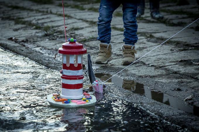 Na predvečer goda sv. Gregorja izdelke prinesejo na obrežje reke, potoka ali bajerja ter jih s prižgano svečo dajo na vodo, da jih ta odnese. S tem simbolično nakažejo prihod pomladi in nekdanji zaključek dela ob umetni svetlobi. | Foto: Ana Kovač