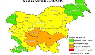 Nekatere reke že poplavljajo, morje zalilo obalo (video)