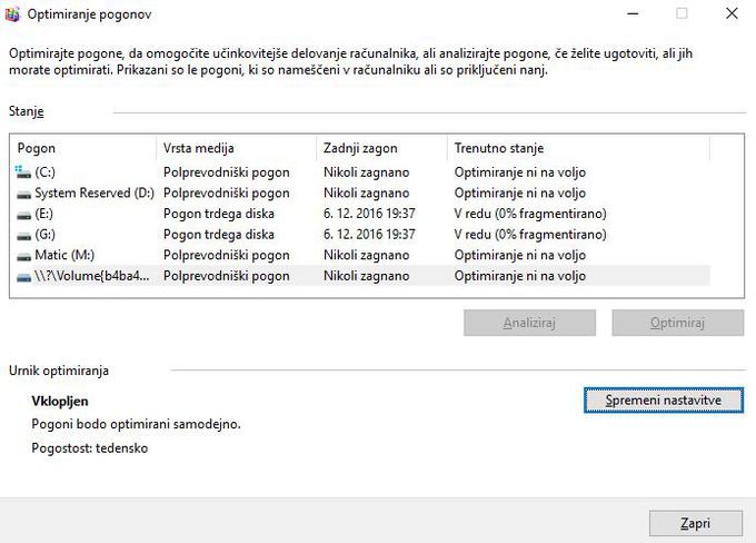 Orodje za defragmentacijo diska v operacijskem sistemu Windows 10. Diska E: in G: sta edina, ki potrebujeta defragmentacijo, saj gre za navadna diska z vrtečimi se ploščami (oziroma HDD). Računalnik diska E: in G: samodejno defragmentira enkrat na teden. Diska C: in M: sta tipa SSD, kar pomeni, da defragmentacije ne potrebujeta nikoli.  | Foto: Matic Tomšič