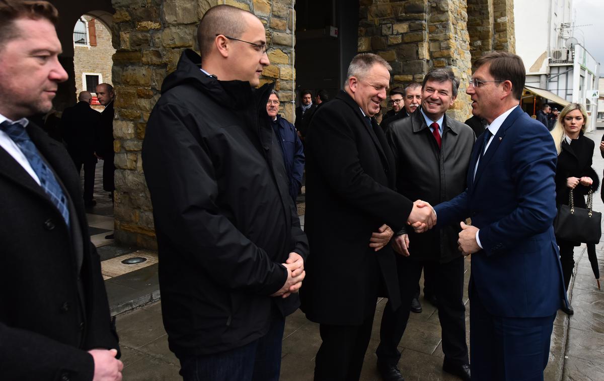 Jure Leben, Zdravko Počivalšek, Peter Gašperšič in Miro Cerar | To je že druga afera nekdanje Cerarjeve vlade, razkrita v zadnjih tednih. Jure Leben, Zdravko Počivalšek, Peter Gašperšič in Miro Cerar na odprtju makete drugega tira v Kopru. | Foto STA