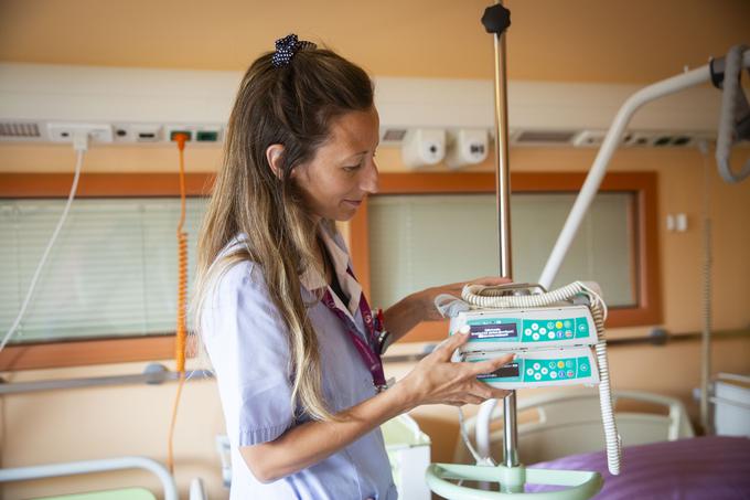 Večja intenzivnost zdravljenja narekuje več dela ter terja več dobro izobraženega in izkušenega kadra. Trenutno bi na oddelku potrebovali še najmanj tri diplomirane medicinske sestre, ki bi nadomestile tiste, ki odhajajo v pokoj.  | Foto: Bojan Puhek