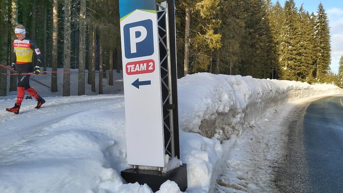 Prireditelji so se tedne pred začetkom prvenstva ubadali z odvažanjem ogromnih količin snega. | Foto: Simon Kavčič