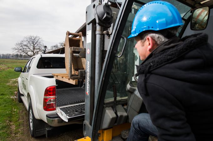 Toyota Hilux je eden redkih avtomobilov, ki si na pleča lahko oprta orodja težke mehanizacije in jih ne glede na to, kaj meljejo kolesa, dostavi na gradbišče. Ta avtomobil je navajen delati, sodelovati, tudi z viličarji in močnimi trakovi. | Foto: Klemen Korenjak