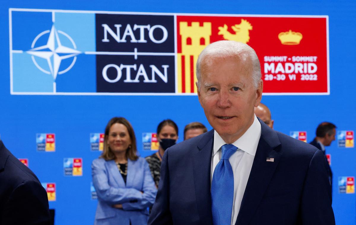 Biden | Ameriški predsednik Joe Biden je danes na vrhu Nata v Madridu napovedal, da bodo ZDA Ukrajini namenile dodatno vojaško pomoč v vrednosti 800 milijonov ameriških dolarjev. Ob tem je dejal, da bodo ZDA podpirale Kijev "tako dolgo, kot bo potrebno". | Foto Reuters