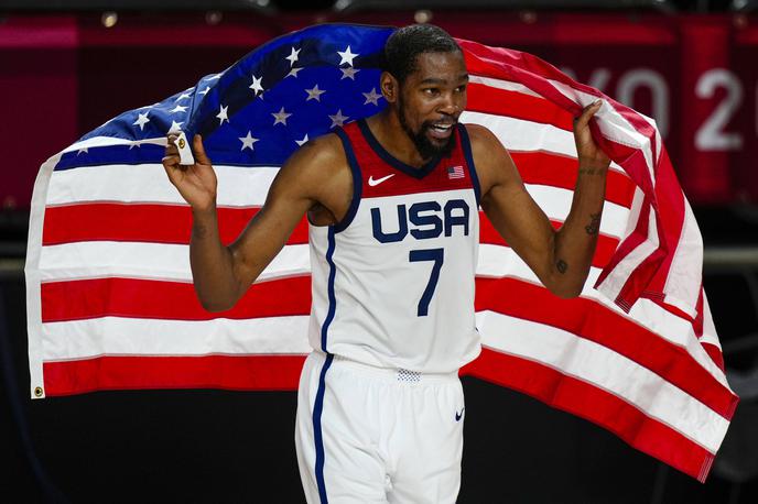 Kevin Durant | Američani so že šestnajstič osvojili naslov olimpijskih prvakov v košarki. Na fotografiji: Kevin Durant z ameriško zastavo.  | Foto Guliverimage