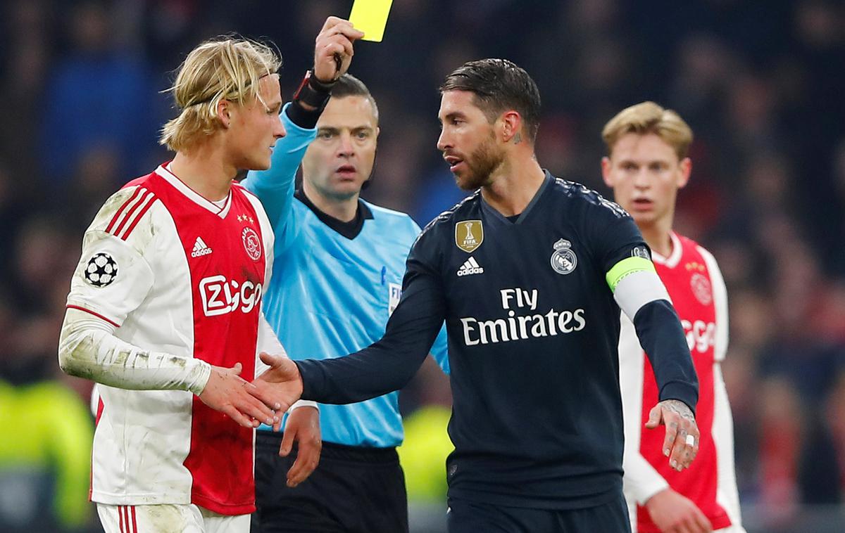 Sergio Ramos Damir Skomina Amsterdam liga prvakov | Takole je Damir Skomina v Amsrterdamu pokazal rumeni karton kapetanu Reala Sergiu Ramosu. | Foto Reuters