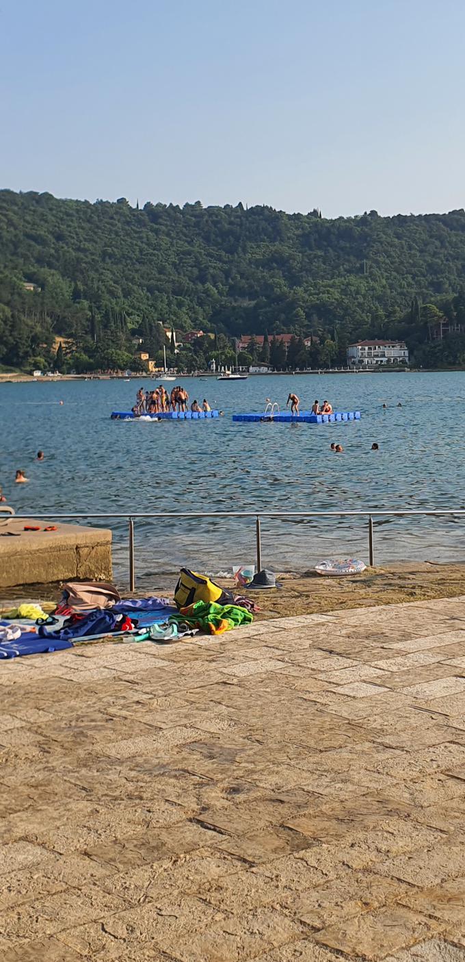 Otrok, ki preživljajo šolske počitnice, kot tudi ostalih kopalcev, sluz ni pretirano motila. | Foto: David Florjančič, Meteoinfo Slovenija