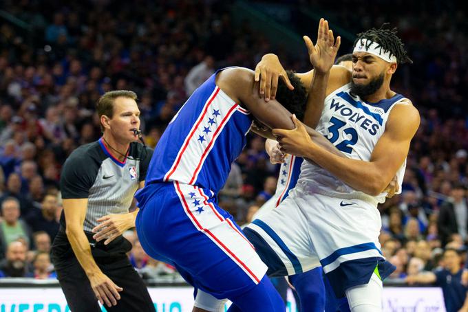 Towns je pred pretepom za Philadelphio nanizal 13 točk, šest skokov in asistenco, Embiid pa je prispeval 19 točk, pet skokov in dve asistenci. | Foto: Getty Images