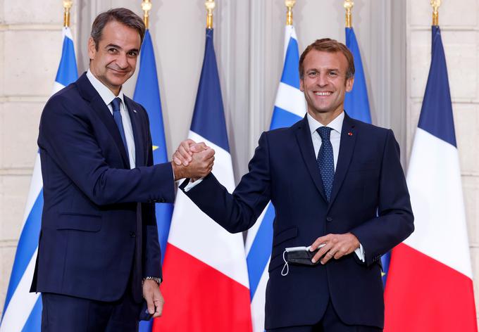 Osemindvajsetega septembra letos sta Francija in Grčija v Elizejski palači podpisali obrambni sporazum. Na fotografiji sta francoski predsednik Emmanuel Macron in grški premier Kiriakos Micotakis, ki se rokujeta po podpisu sporazuma. Dva tedna pred podpisom francosko-grškega sporazuma so ZDA, Velika Britanija in Avstralija sklenile protikitajsko zavezništvo z imenom Aukus. | Foto: Reuters