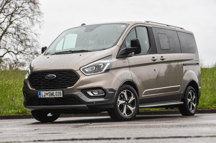 Ford tourneo custom active | Plastična ščitna plošča in polepšana 17-palčna platišča spadajo k opremi active, Dnevne luči LED in meglenke so serijske že od prej, doplačilo 510 evrov je potrebno za avtomatska ksenonska žarometa. | Foto Gašper Pirman