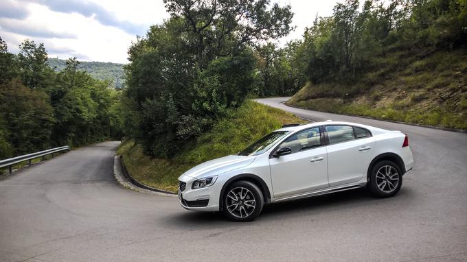 Volvo S60 CC je nadvse dinamično vozilo na vseh podlagah, kamor zaide. Na avtocestah, podeželju, tudi na makadamu. Zaloga moči, navora in vrhunsko podvozje dovoljujejo vozniku, da premium limuzino iz ležernega gosposkega udobja prebudi v športno razposajeno (in drago) igračo. | Foto: Jure Gregorčič