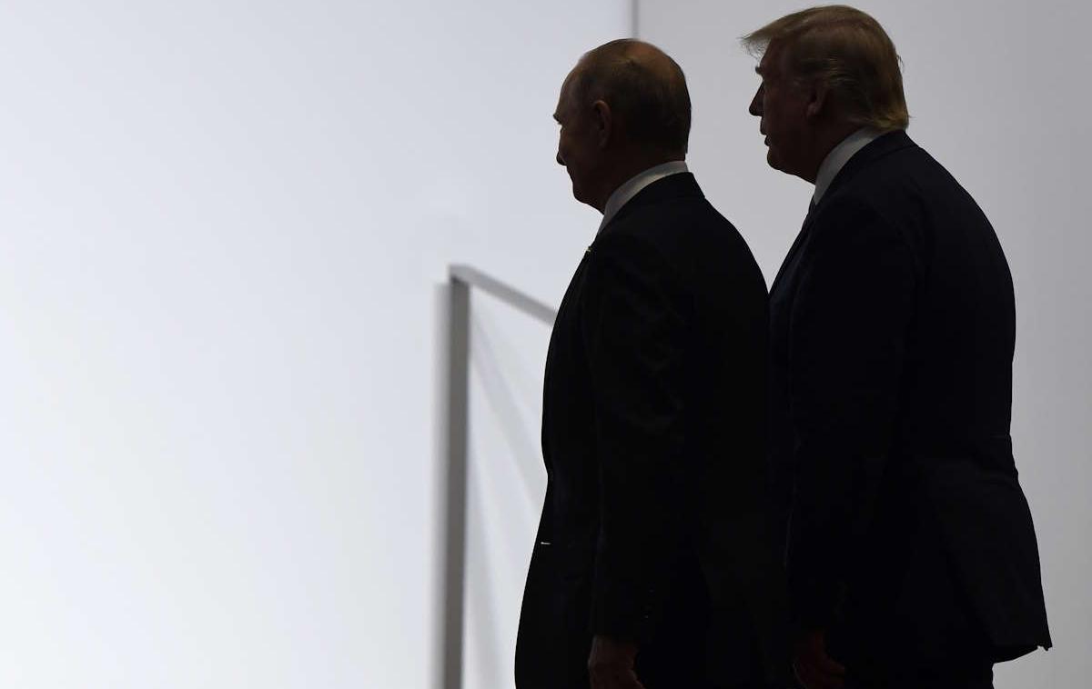 Donald Trump, Vladimir Putin | Trump, ki bo danes prisegel za nov mandat, je med volilno kampanjo večkrat hvalil svoje odnose s Putinom in trdil, da lahko konča vojno v Ukrajini v 24 urah, čeprav ni nikoli pojasnil podrobnosti. V preteklosti je bil tudi kritičen do obsežne vojaške pomoči, ki jo Washington namenja Kijevu. | Foto Guliverimage