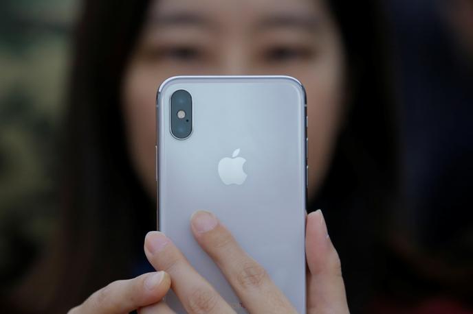 iPhone Apple | Apple svoje iPhone izdeluje v tovarnah na Kitajskem, ker pa so številne zaradi širjenja virusa zaprte, bo motena tudi dobava novih telefonov. | Foto Reuters