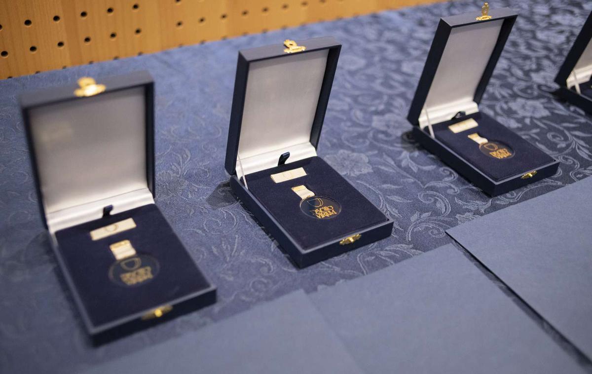 Medalje | Medalje policije za hrabrost podeljujejo za izkazano posebno osebno hrabrost pri reševanju ljudi ali premoženja ali pri opravljanju varnostnih nalog, ob katerih so bila nevarnosti izpostavljena njihova življenja. Medalje za požrtvovalnost pa podeljujejo za požrtvovalnost pri reševanju ljudi ali premoženja ali pri opravljanju varnostnih nalog. | Foto STA