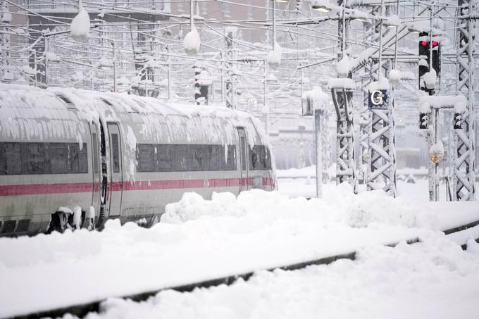 V Münchnu so od petka zvečer do danes zaradi poslabšanja razmer na cestah odpovedali tudi večino lokalnih avtobusnih in tramvajskih prevozov. | Foto: Guliverimage