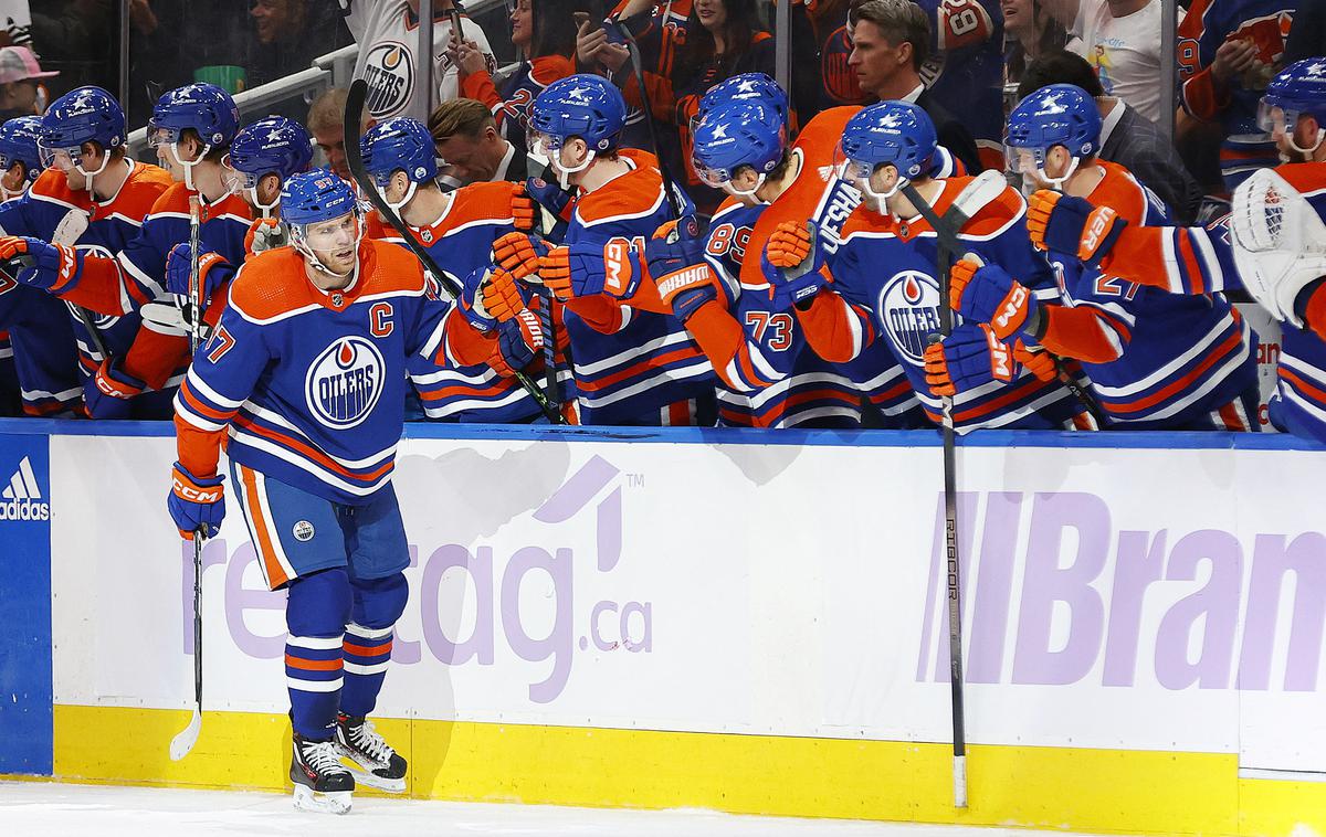 Connor McDavid Edmonton | Hokejisti Edmontona so po loteriji kazenskih strelov s 5:4 premagali Vegas. Junak obračuna je bil Connor McDavid, ki je ob zadetku pripravil tudi dve podaji, zadel pa je tudi kazenski strel. | Foto Reuters