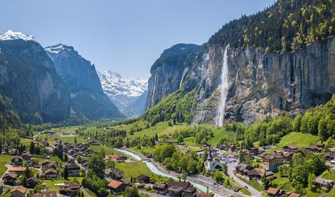 O uvedbi dnevne vstopnine razmišljajo tudi v švicarski vasici Lauterbrunnen