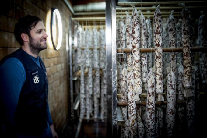 "Sem prav tako rokodelec kot moji predniki, le da namesto lesa predelujem meso." | Foto: Ana Kovač