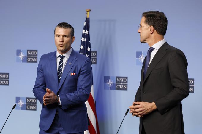 Ameriški obrambni minister Pete Hegseth in generalni sekretar Nata Mark Rutte na četrtkovem srečanju obrambnih ministrov zavezništva v Bruslju. Srečanja se je udeležil tudi slovenski obrambni minister Borut Sajovic. | Foto: Guliverimage