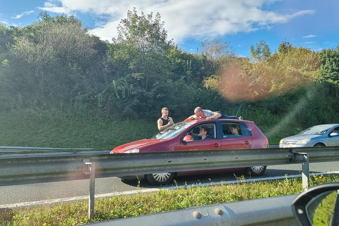 prizor z ljubljanske obvoznice | Fantje so se med neodgovornim početjem zelo zabavali. | Foto V živo s slovenskih cest/Barry Bar