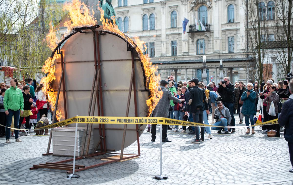 Podnebni aktivisti v Ljubljani | Aktivisti so v središču Ljubljane zažgali več metrov velik rekvizit Zemlje. | Foto GreenPeace