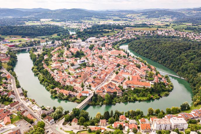 Novo mesto | Razstava prinaša predstavitev življenja in grobnega obredja. Temelji na arheoloških raziskavah novomeških prazgodovinskih grobišč Kapiteljska njiva in Mestne njive. Poudarek daje grobnim pridatkom in v manjši meri še raziskanim poselitvenim območjem na Marofu in Šancah. | Foto Shutterstock