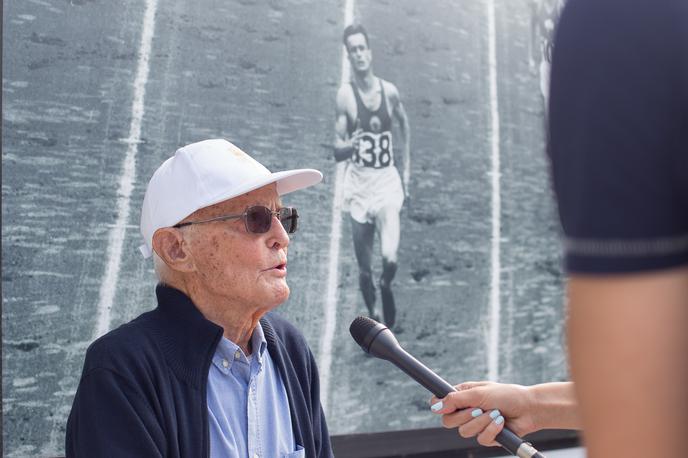 AZS sto let | Stoletni Martin Račič ob svoji fotografiji z olimpijskih iger leta 1948, ki jo lahko najdete na razstavi ob stoletnici slovenske atletike. | Foto Peter Kastelic/AZS