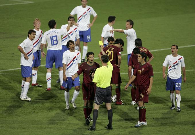 Sodniki so na SP 2006 pokazali kar 345 rumenih in 28 rdečih kartonov. Kriterij je bil zelo oster. Na dvoboju osmine finala med Portugalsko in Nizozemsko je Rus Valentin Ivanov pokazal 16 rumenih in kar štiri rdeče kartone. Na koncu so napredovali Portugalci. | Foto: Guliverimage/Getty Images