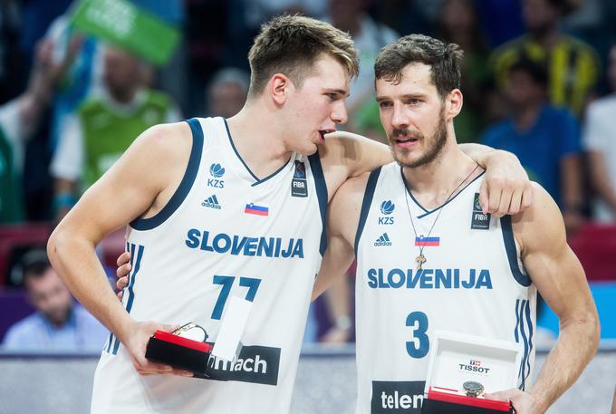 Luka Dončić in Goran Dragić sta blestela na evropskem prvenstvu in bila izbrana v idealno peterko prvenstvo. Gogi je bil celo MVP prvenstva. Oba sta bila nagrajena tudi v Sloveniji. Dragić je postal športnik leta 2017, Luka je zasedel tretje mesto, hkrati pa postal obetavna osebnost leta. | Foto: Vid Ponikvar