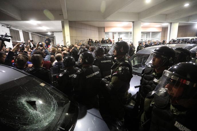 protesti Beograd Srbija | Obradović je poudaril, da vztrajajo pri zahtevi, da nekdo od organizatorjev protesta "Eden od petih milijonov" narod nagovori v televizijskem dnevniku. | Foto Reuters