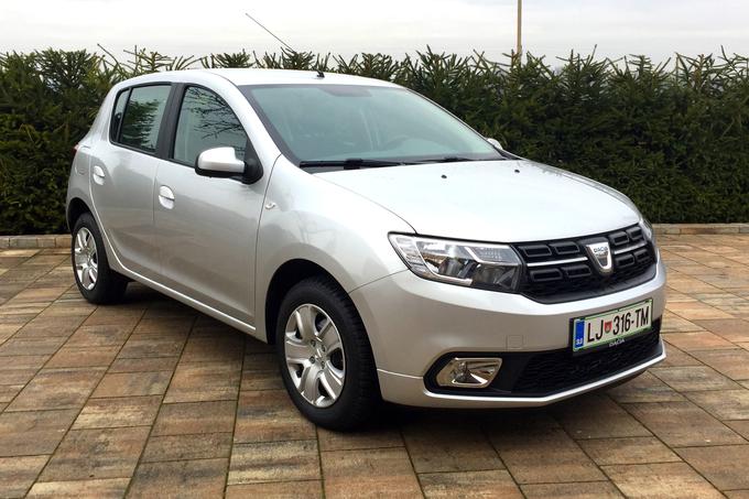 Osnovni dacia sandero (fotografija je simbolična) v Slovenij stane malenkost pod osem tisoč evri. Tak avtomobil poganja novi litrski atmosferski motor SCe 75 z močjo 55 kilovatov. Med serijsko opremo najdemo sistem proti zdrsu pogonskih koles, pomoč pri speljevanju v klanec, isofix sidrišča za otroške sedeže, dnevne luči LED, ročno klimatsko napravo, električni pomik stekel spredaj, jeklena platišča z okrasnimi 15-palčnimi pokrovi, zatemnjena stekla, kromiran osrednji del volanskega obroča in obrov zračnikov ... | Foto: Gregor Pavšič