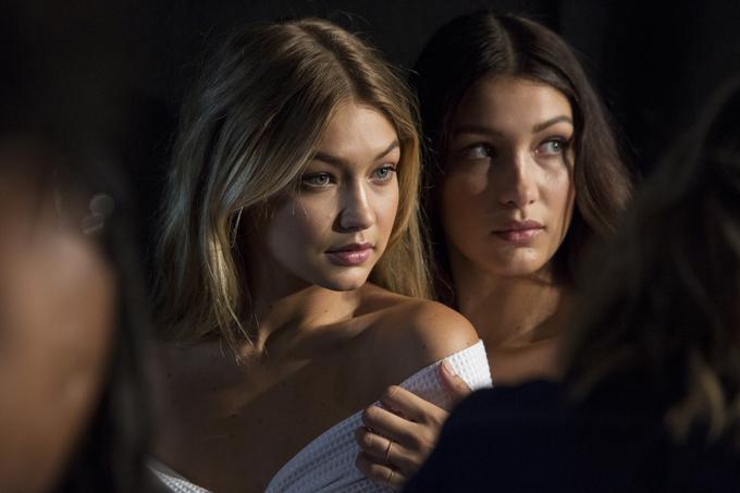 Gigi in Bella Hadid leta 2015 | Foto: Reuters