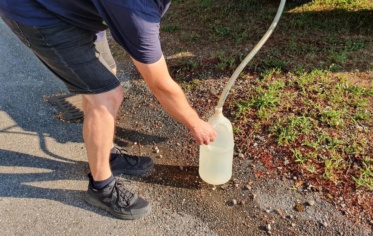 Občina Kanal | Onesnaženje naj bi povzročila obnovitvena oziroma vzdrževalna dela v vodarni, voda pa naj bi imela močan vonj po razredčilu. | Foto STA