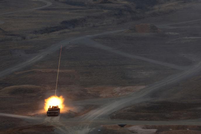 Tank | Izstrelki z osiromašenim uranom se zaradi velike gostote in trdote materiala uporabljajo za prebijanje tankovskih in drugih oklepov. | Foto Guliver Image