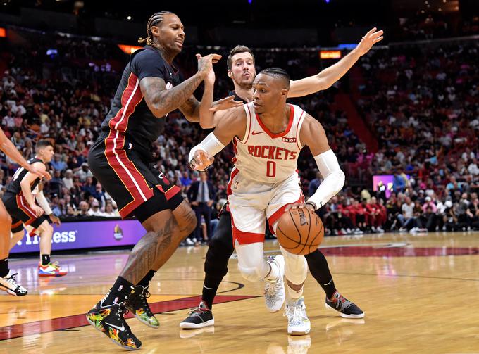 Goran Dragić in James Johnson v dvoboju z Russllom Westbrookom, ki je bil v Miamiju daleč od novega trojnega dvojčka. Dosegel je 10 točk, šest asistenc in "le" štiri skoke. | Foto: Reuters