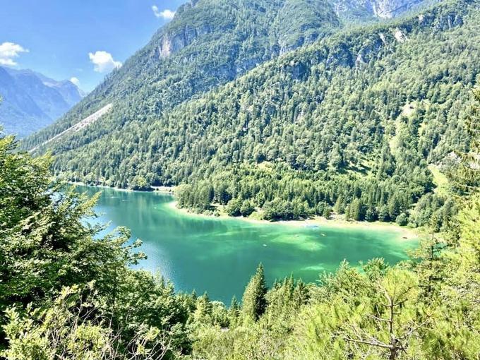  Pogled na Rabeljsko jezero na italijanski strani. | Foto: Urška Uranjek